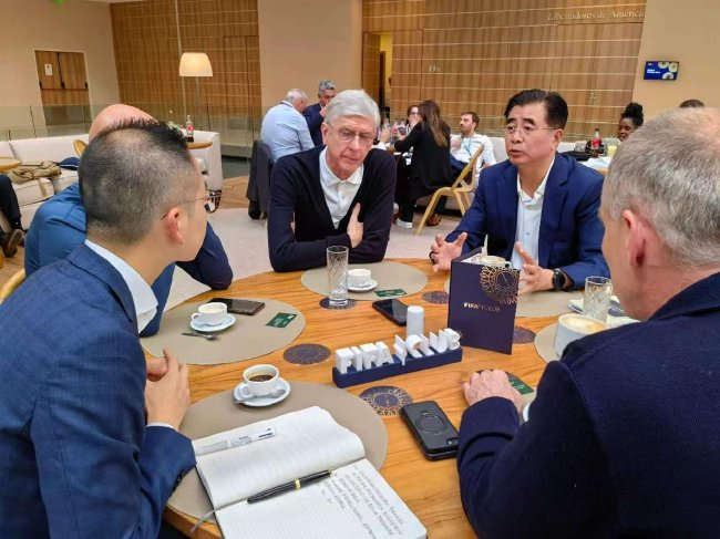 因为这里是一个所有帅哥美女都爱不释手的娱乐网站。展示图片